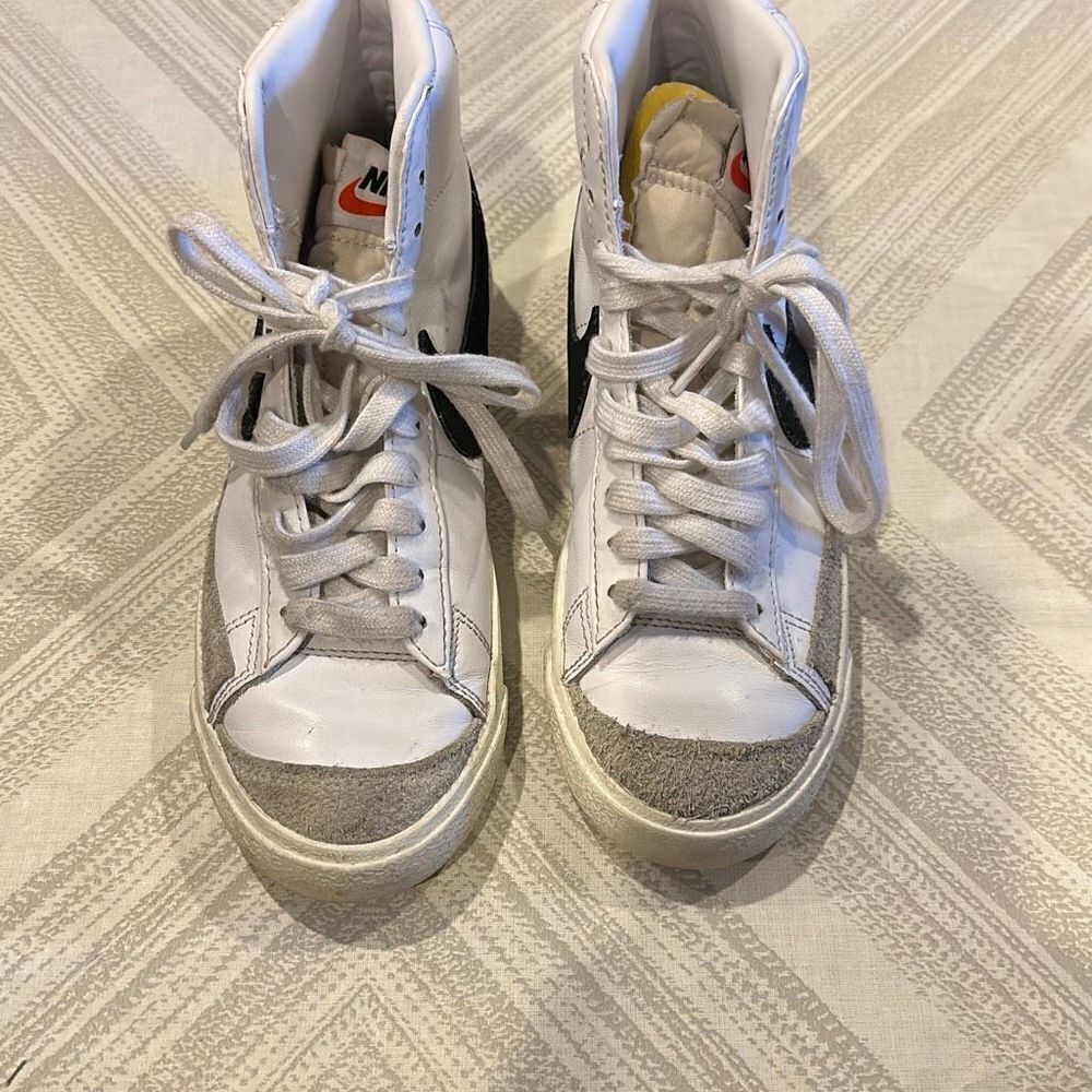 Nike Blazer Mid ‘77 Men’s Black & White Sneakers (fit 7.5 women’s)